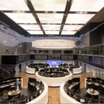 LED Wand, Deutsche Börse Frankfurt, renovierter Handelssaal mit AV-Technik und Rundbanner